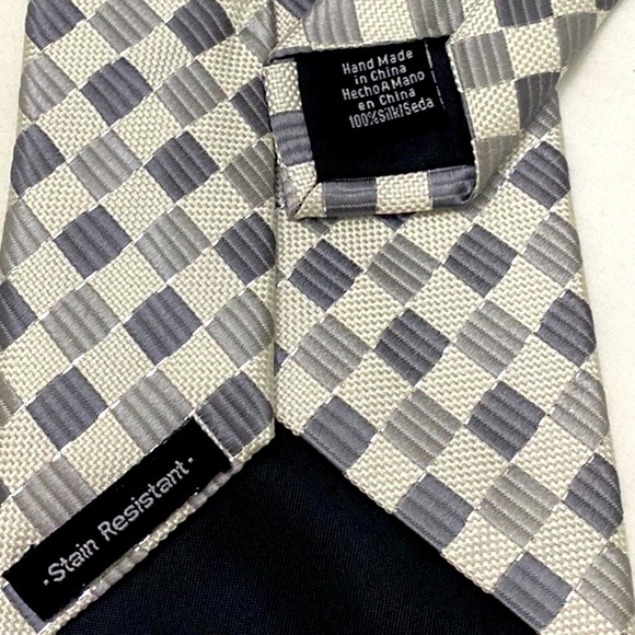 Van Heusen Silk Tie Hand Made Stain Resistant Tipped Pull String Bar Tac - Picture 4 of 11